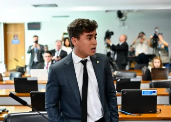 ‘Alguns se tornaram experts em afastar pessoas’, diz Nikolas após ataques de Eduardo