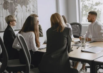 Executivas abandonam gigantes e impulsionam ascensão das empresas médias