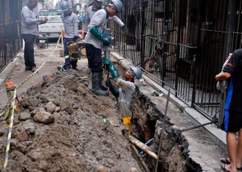Professora alerta para endividamento com taxa de água e esgoto na Maré