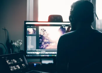 O novo trabalhador brasileiro: mais qualificado, mais diverso — e mais pressionado