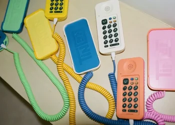 Nada de iPhone: Febre entre crianças nos EUA agora é telefone fixo ‘retrô’ de US$ 100