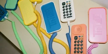 Nada de iPhone: Febre entre crianças nos EUA agora é telefone fixo ‘retrô’ de US$ 100