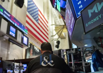 Com dólar abaixo de R$ 5, é hora de investir lá fora? Veja o que analistas recomendam